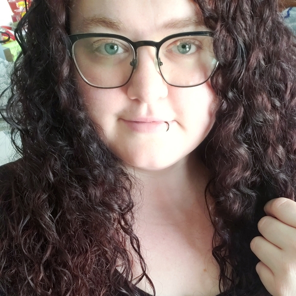 Meet Your Posher, Kelsey! 💚 - Picture 2 of 2